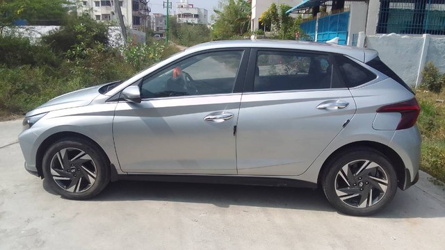 Second-hand 2023 Hyundai i20 Sportz IVT for sale in Kanchipuram-3