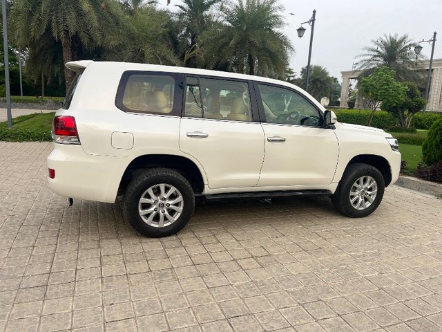 Second-hand 2017 Toyota Land Cruiser 200 VX for sale in Moga-3