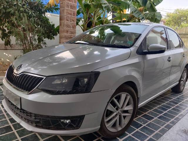 https://images10.gaadi.com/usedgaadi-sellcar/UsedCar/a6c6b3aa-21ad-49ca-b025-41d1cefc61a8/621646d0-497e-448e-9c81-5a7f73785d20.jpg?imwidth=6400
