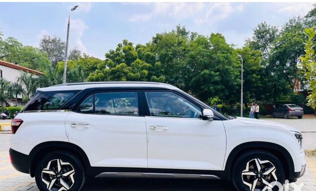 Second-hand 2023 Hyundai Alcazar Prestige 7-Seater Diesel for sale in Ahmedabad-1