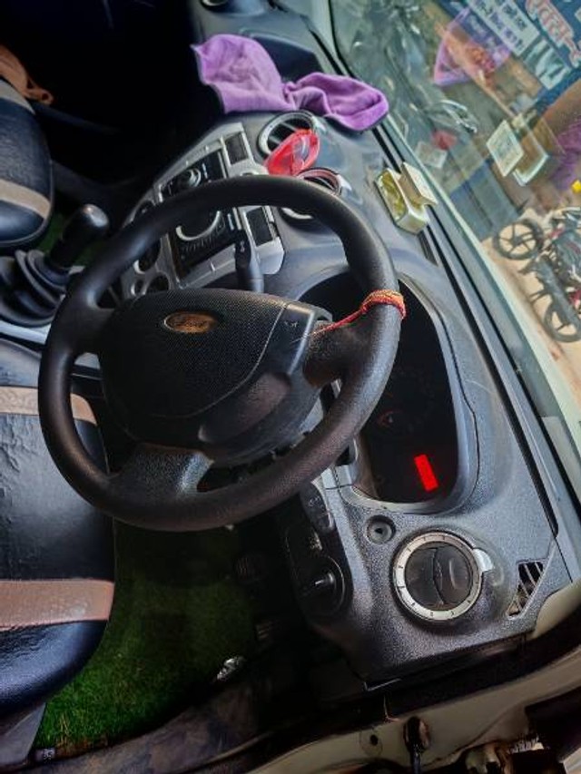 Second-hand 2010 Ford Figo Petrol Titanium for sale in Patna-2