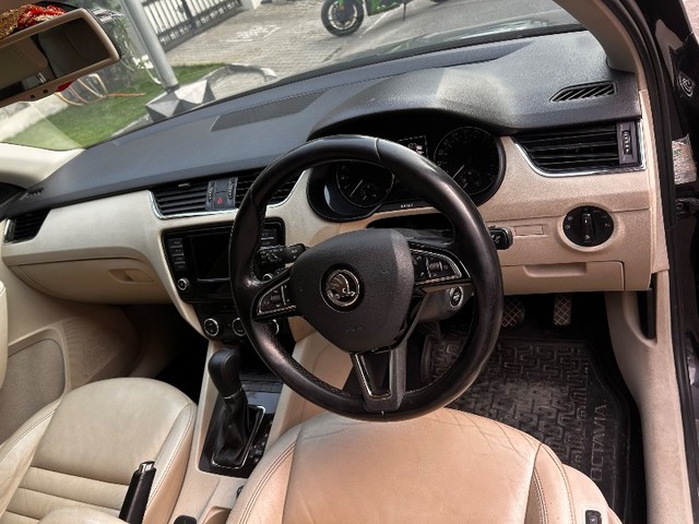 Second-hand 2016 Skoda Octavia Ambition 2.0 TDI AT for sale in Hyderabad-6