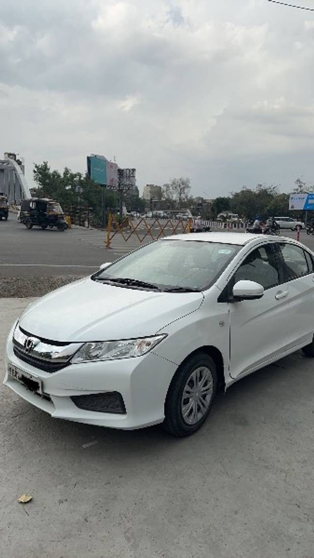 https://images10.gaadi.com/usedgaadi-sellcar/UsedCar/a83491be-1323-4509-96a2-e9e1a63b8834/e8daff21-df0e-46b1-bc6c-34947fc65085.jpeg?imwidth=6402