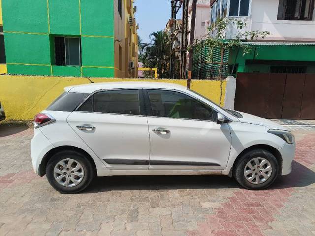 https://images10.gaadi.com/usedgaadi-sellcar/UsedCar/a8fc78bd-3724-45b3-bdcc-f4021514dfc7/2172f970-b8bb-4358-b7e9-5b472fa46ef1.jpg?imwidth=6400