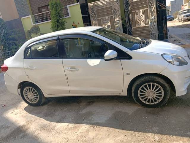 https://images10.gaadi.com/usedgaadi-sellcar/UsedCar/a976e1d9-0973-4cfb-a51c-d1467ec64df4/590be129-4a65-42ed-938b-9e30a6624ad6.jpg?imwidth=6401