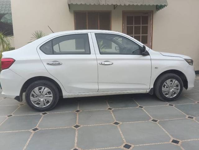 https://images10.gaadi.com/usedgaadi-sellcar/UsedCar/aa5ccf96-0239-45de-83cb-380205f14b6d/5ae1f6d2-11dd-43bc-bd8e-afed26ae5c9b.jpg?imwidth=6401