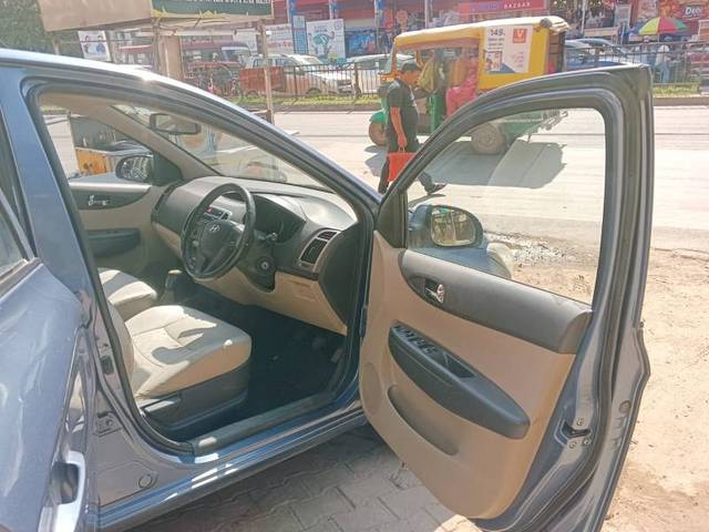 https://images10.gaadi.com/usedgaadi-sellcar/UsedCar/aa92bd62-1aa4-44c0-b476-c4a4ca270e2a/a30d1233-d473-4e54-9977-57aa232a0120.jpeg?imwidth=6402