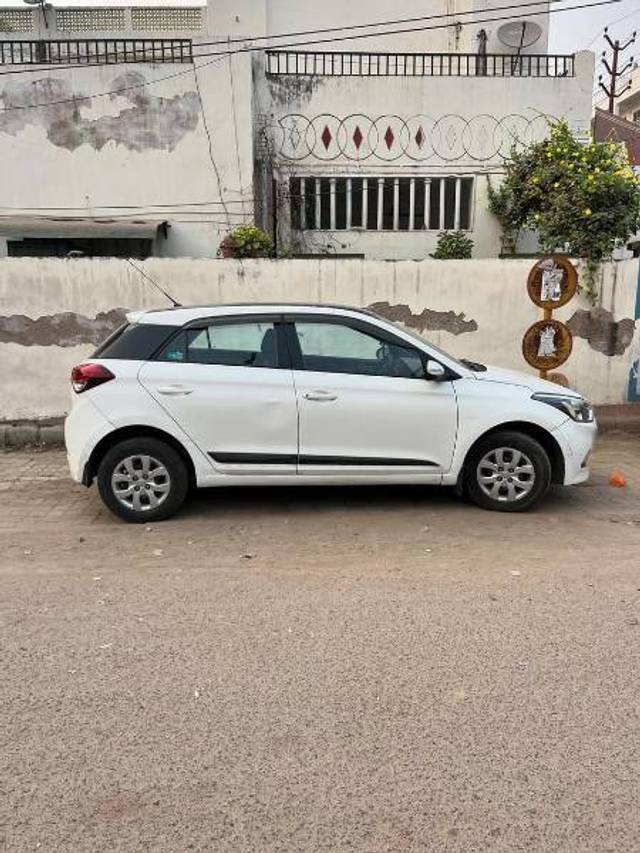 https://images10.gaadi.com/usedgaadi-sellcar/UsedCar/ab5df59f-43c3-42a5-94bc-883aa60f742c/42fc4bda-9f89-48a0-8c55-7ae6b4f0c076.jpg?imwidth=6401