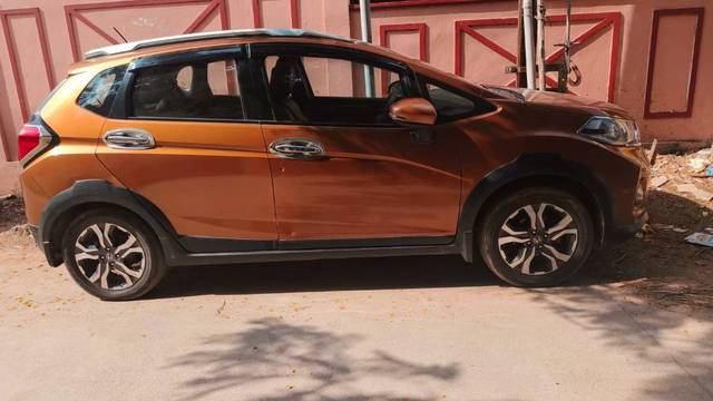 https://images10.gaadi.com/usedgaadi-sellcar/UsedCar/ab982993-ea30-44c7-bf3d-33f01b6ade31/1b8de5f0-a75c-4bb7-8d17-6ecf03327ed4.jpg?imwidth=6401