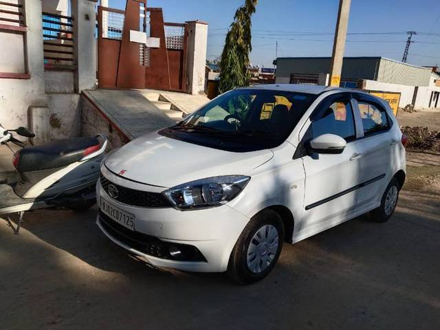 https://images10.gaadi.com/usedgaadi-sellcar/UsedCar/ac6a3fa5-a705-4355-99c9-cd2aedd40b29/2da5906c-2ee9-4158-a550-d85f87da7f94.jpg?imwidth=6401