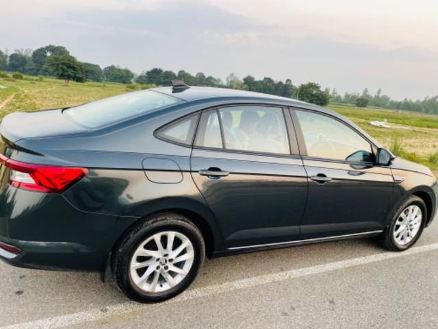 https://images10.gaadi.com/usedgaadi-sellcar/UsedCar/ad28b55d-4313-4f29-99ab-713adda62516/74a38e3d-0ea0-4439-946d-709435514216.jpeg?imwidth=6401