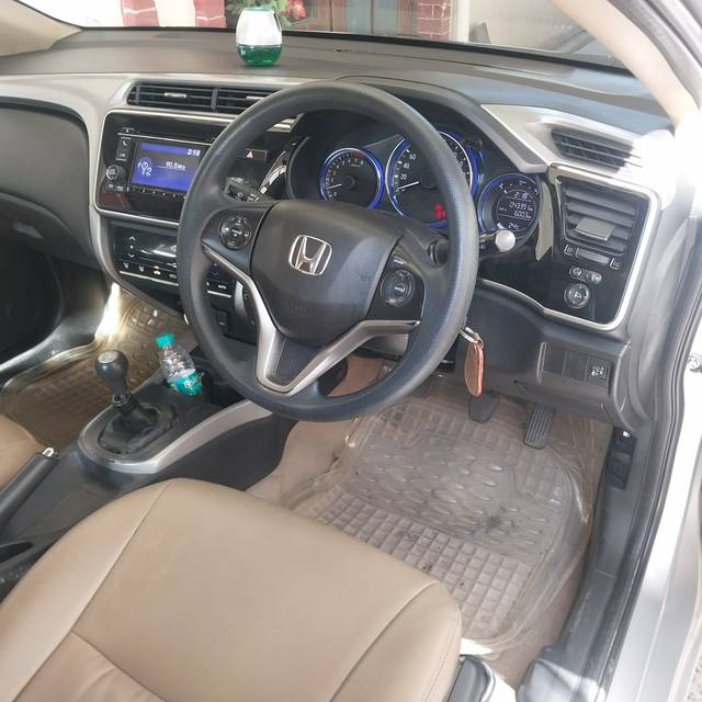 https://images10.gaadi.com/usedgaadi-sellcar/UsedCar/ad4bfe06-195a-4471-9550-cf08558a19ee/ed47e168-ff0d-4a73-a63e-a14027e0d0e9.jpg?imwidth=6402