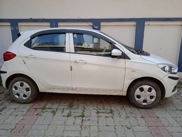 https://images10.gaadi.com/usedgaadi-sellcar/UsedCar/adbb6f87-591b-4341-b172-e333419fd968/bdaad0c5-43aa-4fa4-9230-8d61c0b30571.jpg?imwidth=6401