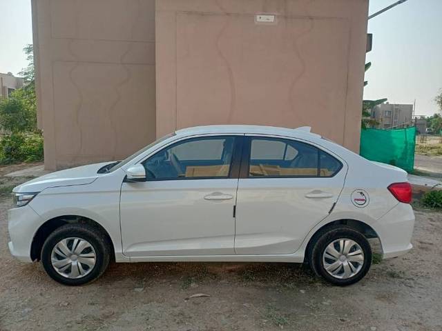 https://images10.gaadi.com/usedgaadi-sellcar/UsedCar/af0db925-6c49-4638-b195-cf1148758bcc/5f110209-4f50-497e-99a1-98544118489c.jpg?imwidth=6402