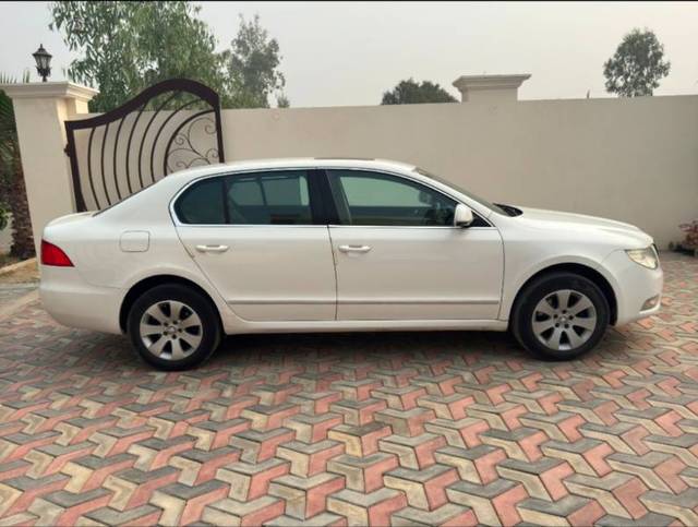 https://images10.gaadi.com/usedgaadi-sellcar/UsedCar/af86cfa1-70ca-4da9-bfba-08acbe32647a/b97040ae-b3a6-43c1-9f3a-54059cc8e02f.jpg?imwidth=6401