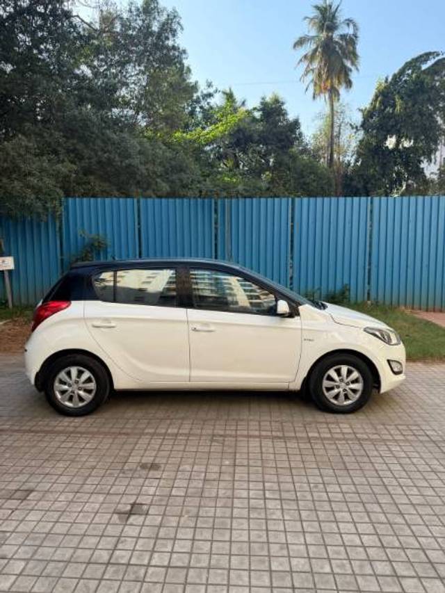 https://images10.gaadi.com/usedgaadi-sellcar/UsedCar/aff07ffd-922a-4130-9226-fe90f3612e4c/ab5f2db9-8b96-4ff2-90b1-65cefb5e145a.jpg?imwidth=6401