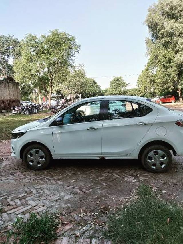 https://images10.gaadi.com/usedgaadi-sellcar/UsedCar/b1e34979-e1e7-4ac8-b091-b0aecf529667/3287b08f-89e9-4504-b213-569c33dab48f.jpg?imwidth=6402