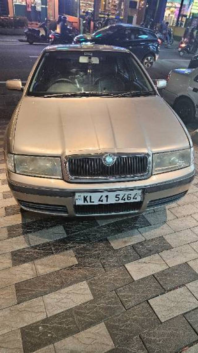 https://images10.gaadi.com/usedgaadi-sellcar/UsedCar/b283eedc-4371-4688-85e5-1c89b21b5dac/4733186c-ad66-4a61-83e1-30f2de29c475.jpg?imwidth=6401