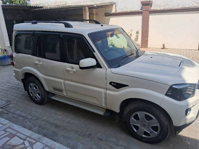 https://images10.gaadi.com/usedgaadi-sellcar/UsedCar/b36fe978-108d-4db9-999e-03bb6da09fcb/82978044-eb14-4648-a479-ea6d2ab0860e.jpg?imwidth=6400