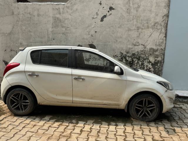 https://images10.gaadi.com/usedgaadi-sellcar/UsedCar/b38b5320-ccae-4abd-af18-908a37efb46f/d72fda40-1fbe-4593-b0d7-570234ca7e2e.jpeg?imwidth=6401