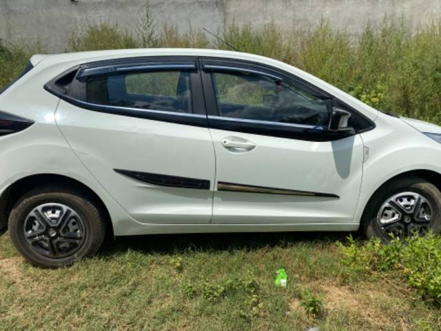 https://images10.gaadi.com/usedgaadi-sellcar/UsedCar/b3afef4c-83a4-4ca9-937b-f6ba382b66d4/f3162114-9918-4938-9859-ae7b078df334.jpeg?imwidth=6401