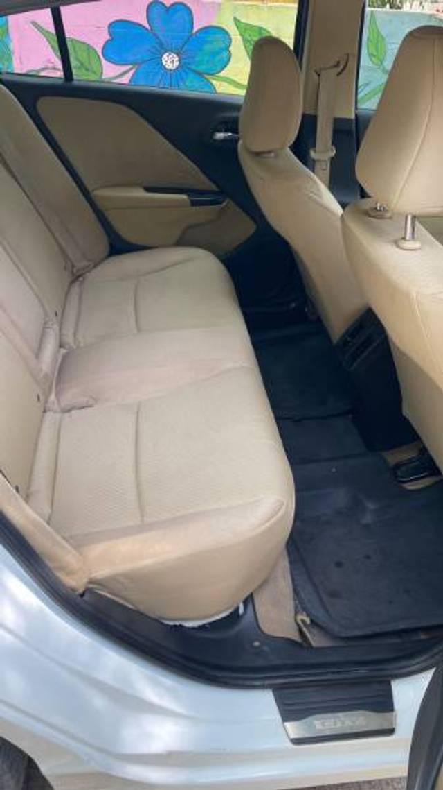 https://images10.gaadi.com/usedgaadi-sellcar/UsedCar/b572546b-2ac0-45b3-9315-378c083bbd31/b5d4d062-55e5-4609-a564-9415746df24f.jpg?imwidth=6402