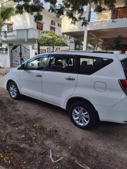 Toyota Innova Crysta 2.4 VX 8 STR Toyota Innova Crysta 2.4 VX 8 STR