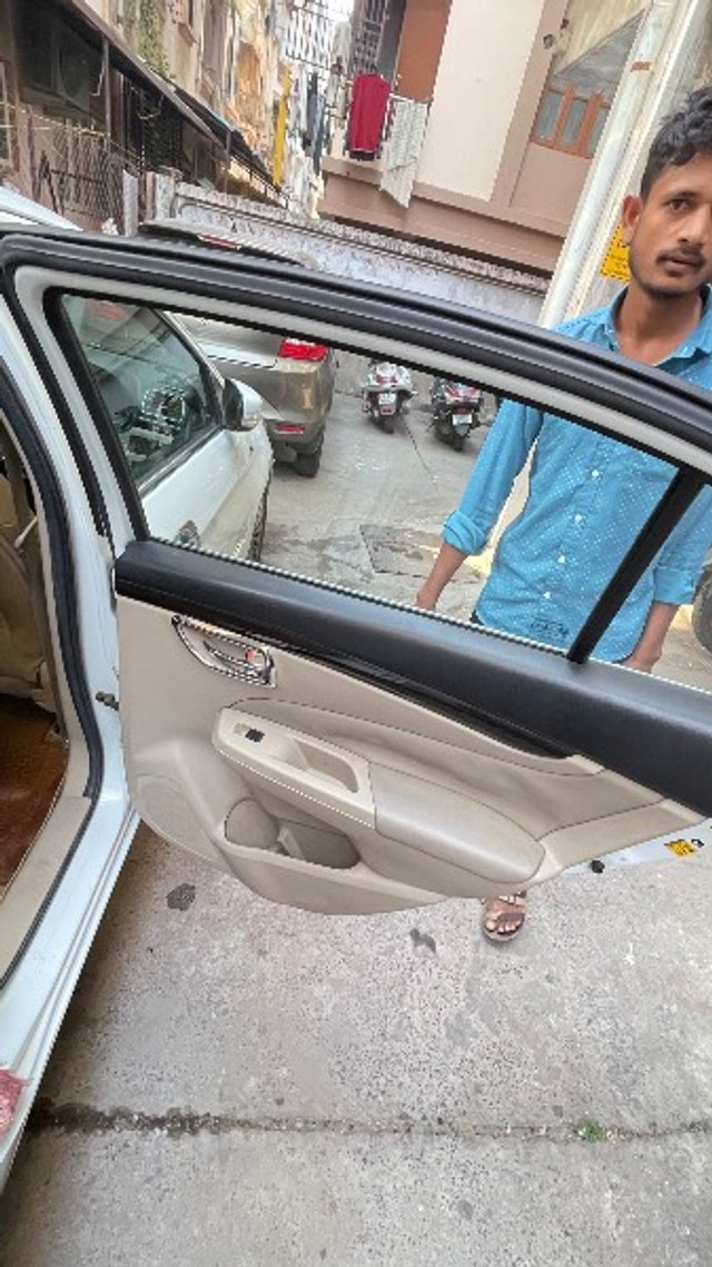 Second-hand 2015 Maruti Suzuki Ciaz VDi Plus SHVS for sale in Ahmedabad-2