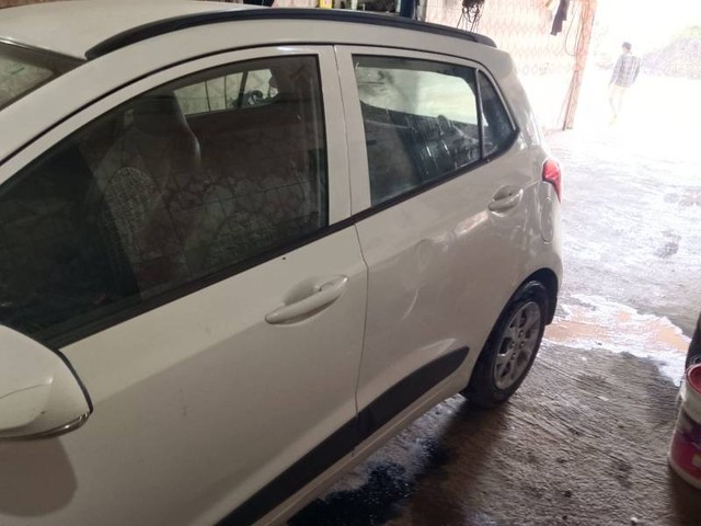 Second-hand 2016 Hyundai Grand i10 Sportz for sale in Rajkot-4