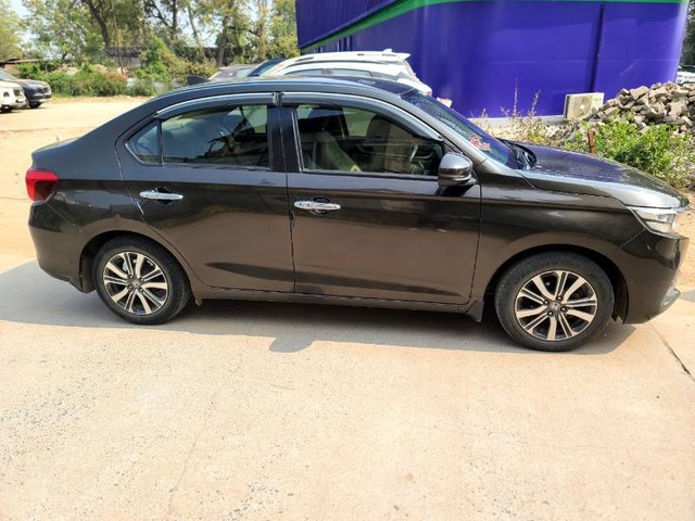 Second-hand 2022 Honda Amaze 2nd Gen VX CVT BSVI for sale in Vadodara-1