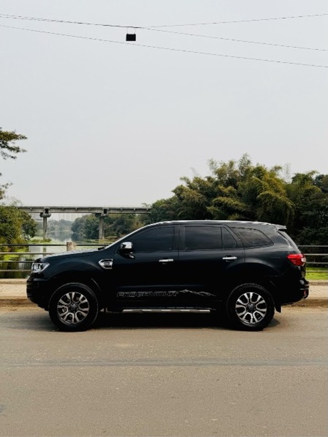 Second-hand 2020 Ford Endeavour Titanium 4X2 for sale in Nashik-1