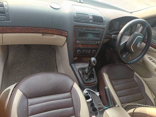 Skoda Laura Elegance 2.0 TDI CR MT Second-hand 2011 Skoda Laura Elegance 2.0 TDI CR MT for sale in Adilabad-4