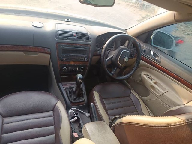 Skoda Laura Elegance 2.0 TDI CR MT Second-hand 2011 Skoda Laura Elegance 2.0 TDI CR MT for sale in Adilabad-5