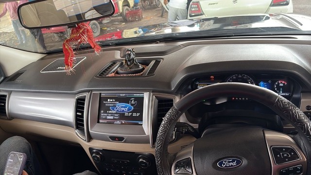 Second-hand 2016 Ford Endeavour 2.2 Trend AT 4X2 for sale in Lucknow-10