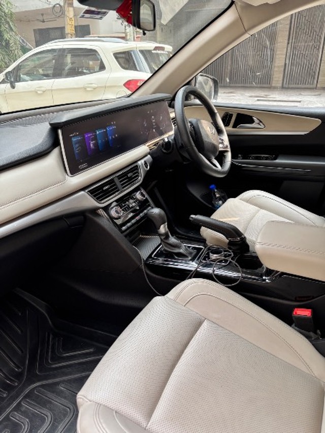 Second-hand 2024 Mahindra XUV700 AX7 6Str AT for sale in Gautam Buddha Nagar-6