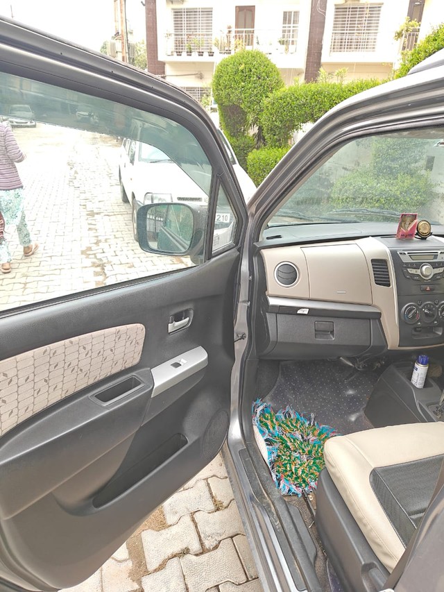 Second-hand 2016 Maruti Suzuki Wagon R AMT VXI for sale in Jhansi-2