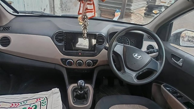 Second-hand 2013 Hyundai Grand i10 Sportz for sale in Rajkot-2