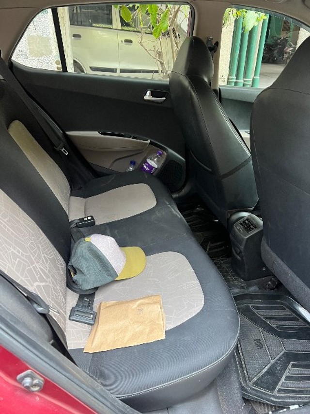 Second-hand 2016 Hyundai Grand i10 Sportz for sale in Gautam Buddha Nagar-12