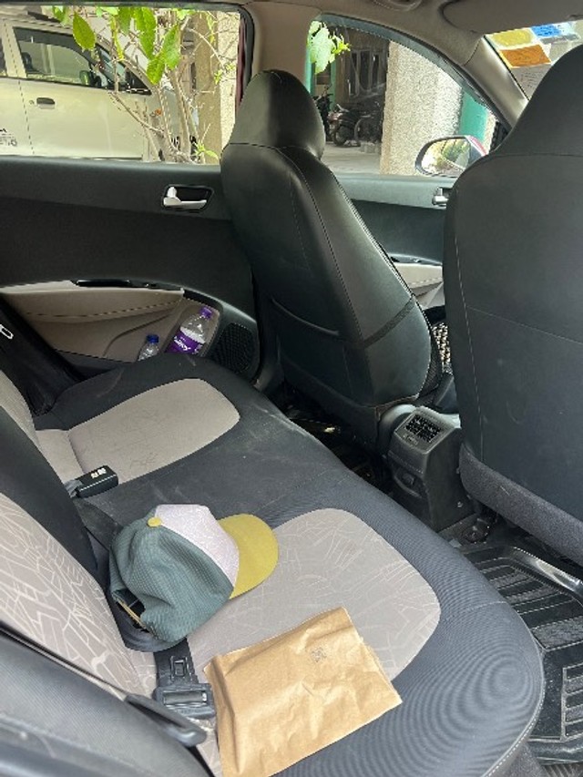 Second-hand 2016 Hyundai Grand i10 Sportz for sale in Gautam Buddha Nagar-13