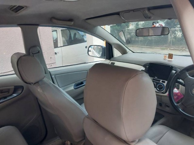 Second-hand 2011 Toyota Innova 2.5 GX 8 STR for sale in Ahmedabad-5