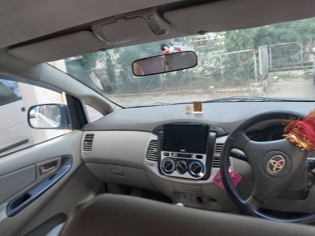 Second-hand 2011 Toyota Innova 2.5 GX 8 STR for sale in Ahmedabad-4