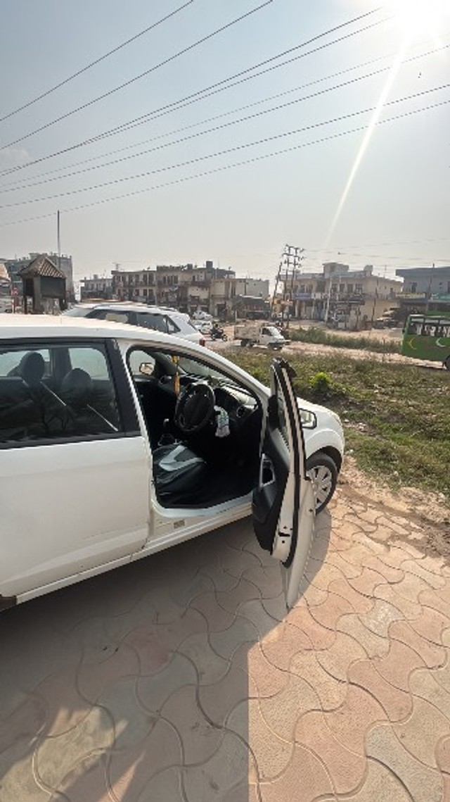 Ford Figo Petrol ZXI Second-hand 2012 Ford Figo Petrol ZXI for sale in Baddi-3