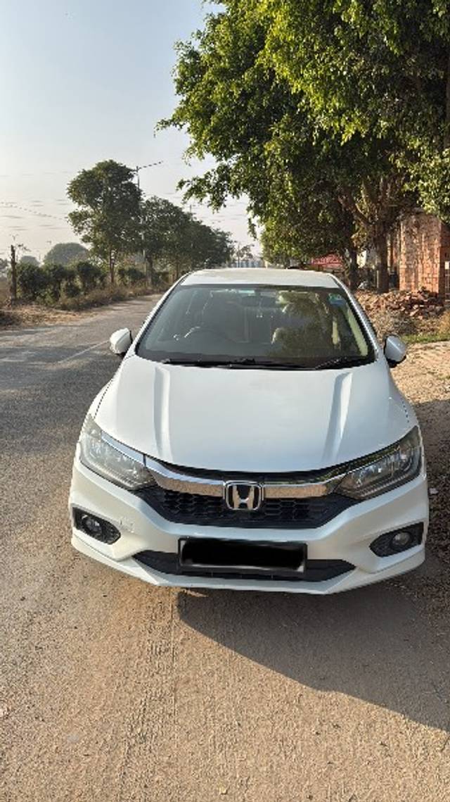 https://images10.gaadi.com/usedgaadi-sellcar/UsedCar/b6a463c9-9c5b-4d81-be63-8d7afe3abc45/07616e39-5437-4d51-8c5a-e161c1b403d7.jpeg?imwidth=6400