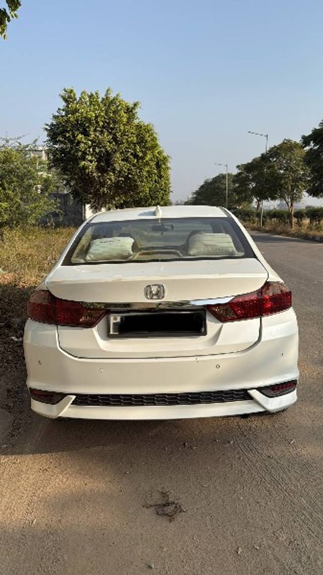 https://images10.gaadi.com/usedgaadi-sellcar/UsedCar/b6a463c9-9c5b-4d81-be63-8d7afe3abc45/3ef0d10d-ad56-438d-ab1e-eda7491546ae.jpeg?imwidth=6401