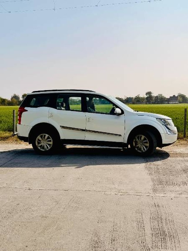 Second-hand 2017 Mahindra XUV500 W6 2WD for sale in Ujjain-1