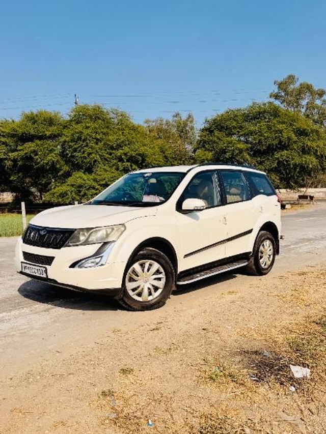 Second-hand 2017 Mahindra XUV500 W6 2WD for sale in Ujjain-13