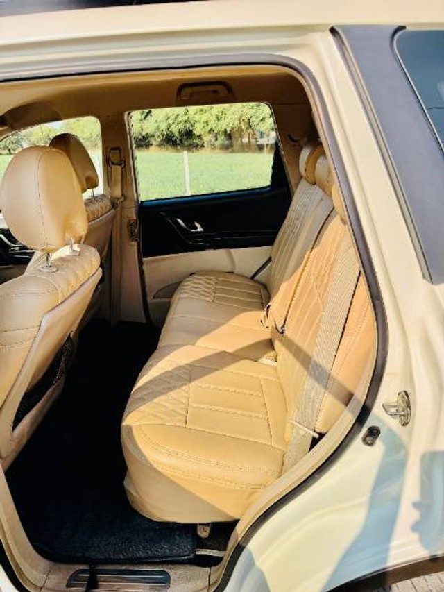 Second-hand 2017 Mahindra XUV500 W6 2WD for sale in Ujjain-9