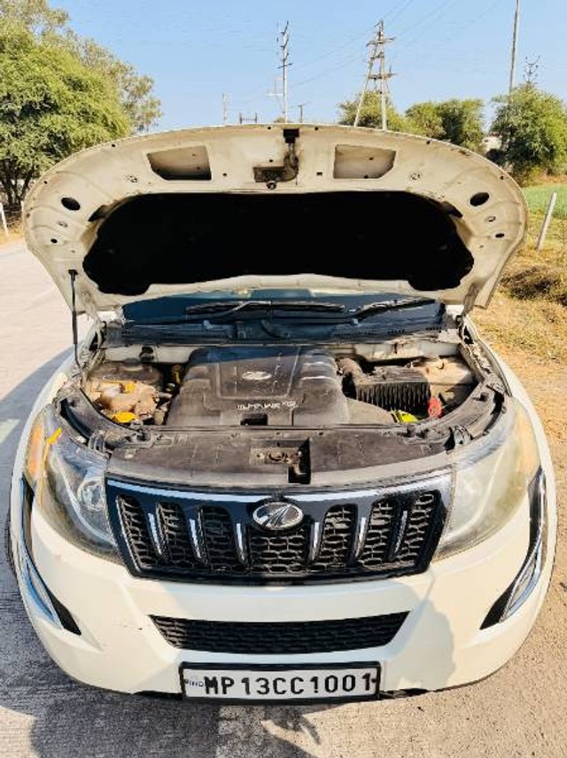 Second-hand 2017 Mahindra XUV500 W6 2WD for sale in Ujjain-4