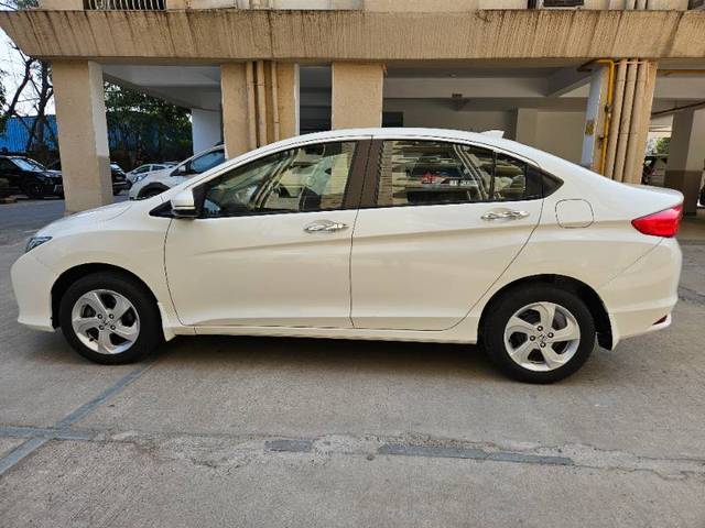 https://images10.gaadi.com/usedgaadi-sellcar/UsedCar/b6b9fe9a-4720-4c57-bf60-d5451e7345c9/61e96ac7-8ba7-4ef1-a4eb-0330d68e9a29.jpg?imwidth=6402