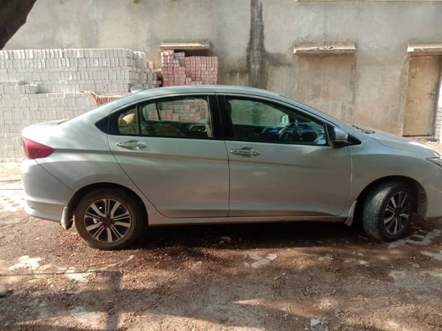 https://images10.gaadi.com/usedgaadi-sellcar/UsedCar/b6c14af7-ca11-4f15-8b3f-727d20b58202/b3eb8b0f-38e4-4663-8aff-5f93f23050fd.jpg?imwidth=6402